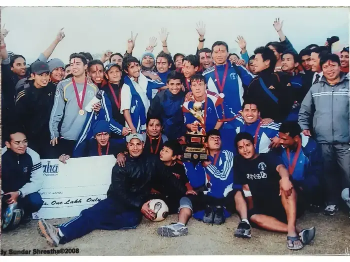 टिमसँग पुरस्कार/चेक ग्रहण गर्दै | Receiving an award/cheque with the team