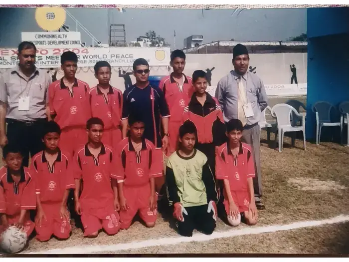 टिमका साना खेलाडीहरूसँग समूह तस्बिर | Group photo with young teammates